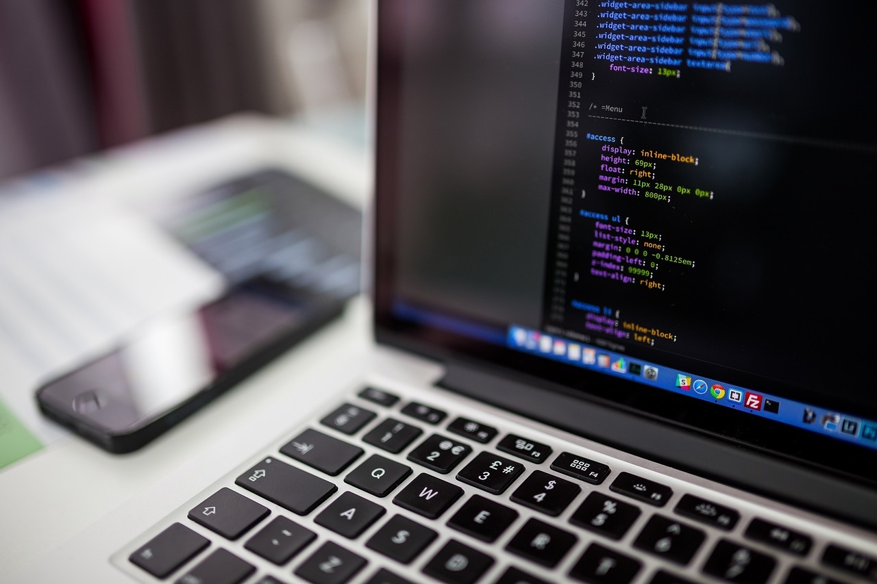 Softwareentwicklung mit Code-Editor und Tastatur