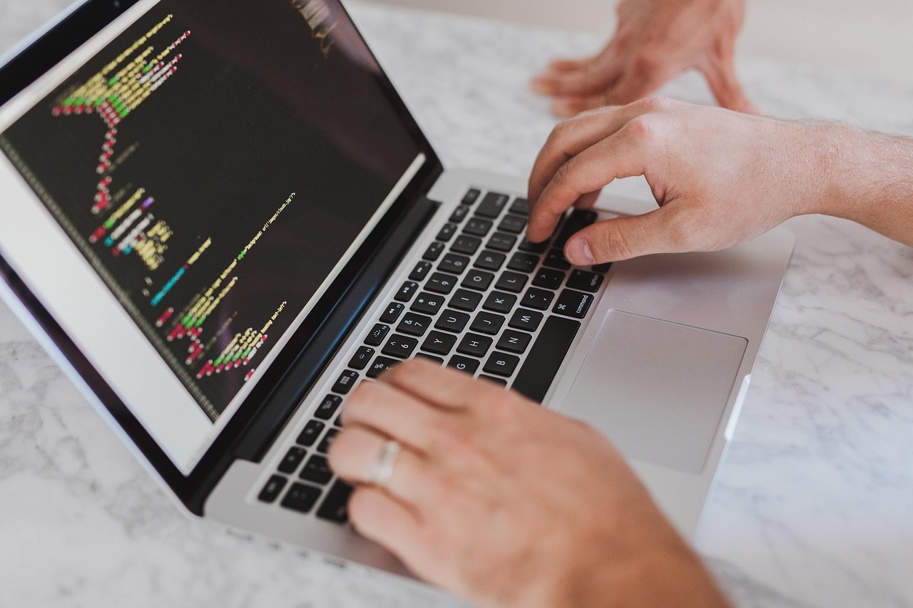 Entwicklungsteam arbeitet an Quellcode