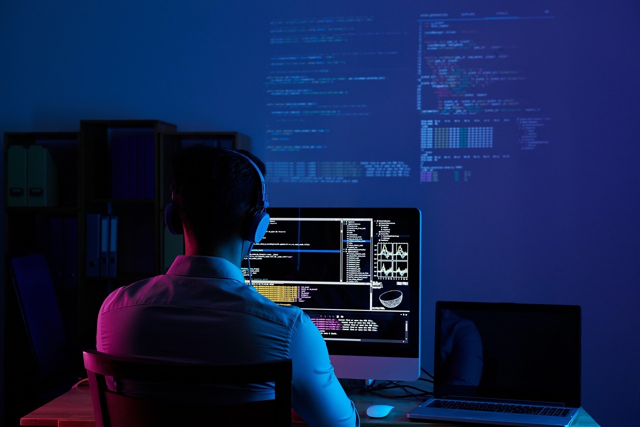 Entwickler bei der Arbeit an individueller Software